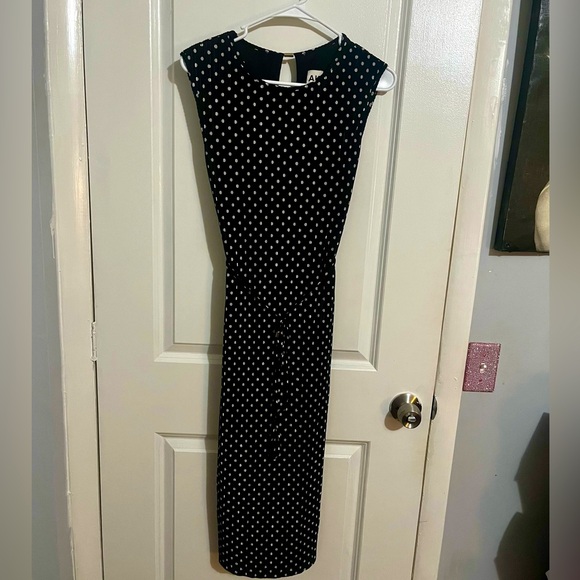 A beautiful Anne Klein dress with belt attached to the dress. Size S - Picture 2 of 4